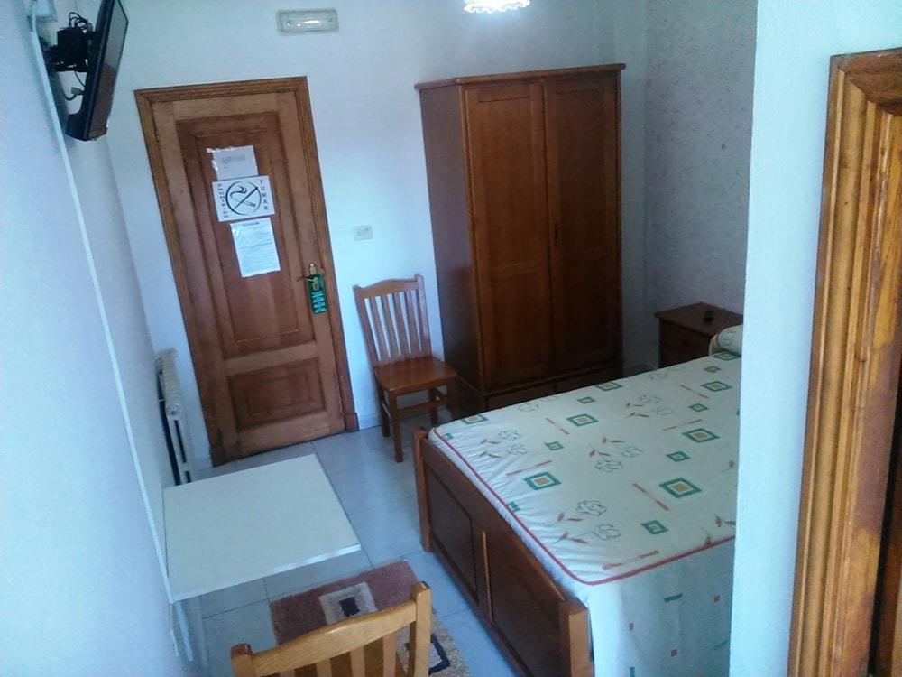 Hostal Sequeiros San Ciprian de Vinas ภายนอก รูปภาพ