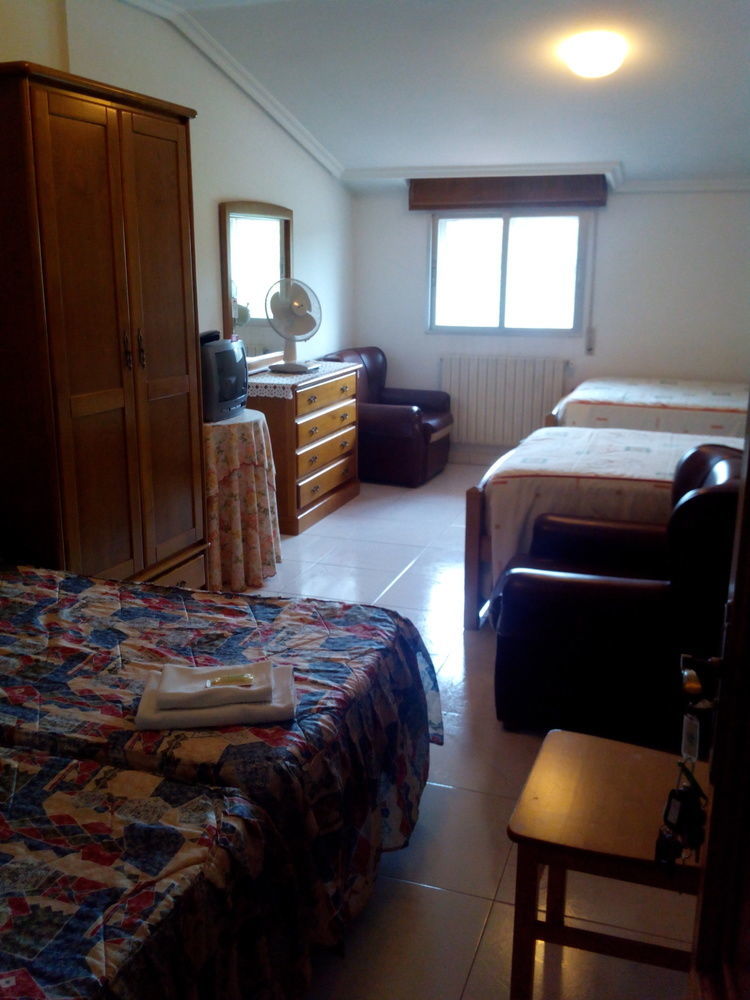 Hostal Sequeiros San Ciprian de Vinas ภายนอก รูปภาพ