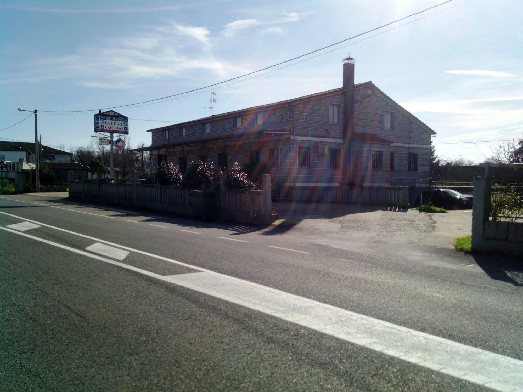 Hostal Sequeiros San Ciprian de Vinas ภายนอก รูปภาพ